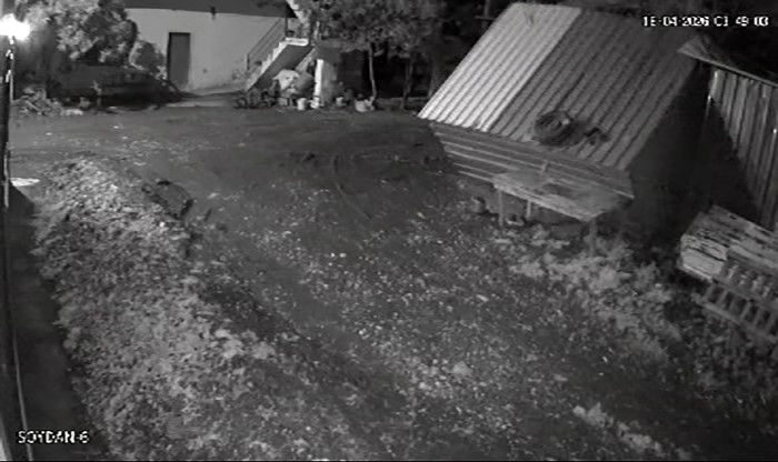 Kuvvetli fırtınanın tavuk k&uuml;mesini u&ccedil;urduğu o anlar kamerada
