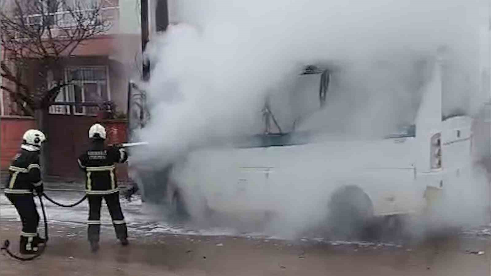 Park halindeki yolcu minib&uuml;s&uuml; alev topuna d&ouml;nd&uuml;
