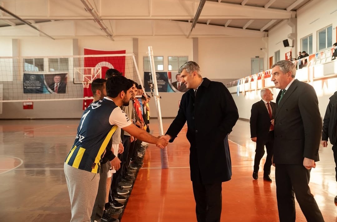 Diyadin&rsquo;de kurumlar arası voleybol turnuvası başladı
