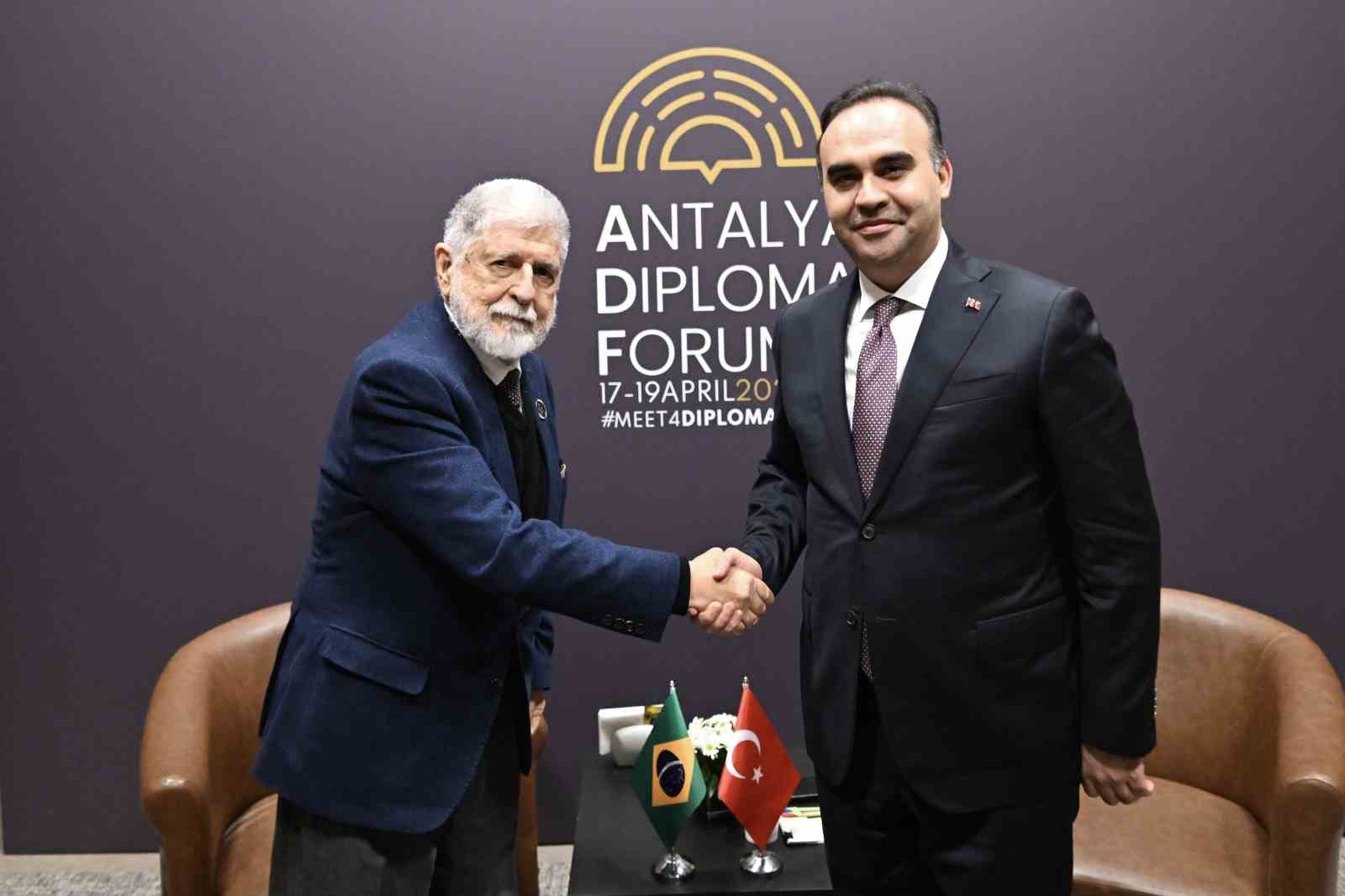 Bakan Kacır, 5. Antalya Diploması Forumu’nda çeşitli ülkelerden üst düzey isimlerle bir araya geldi