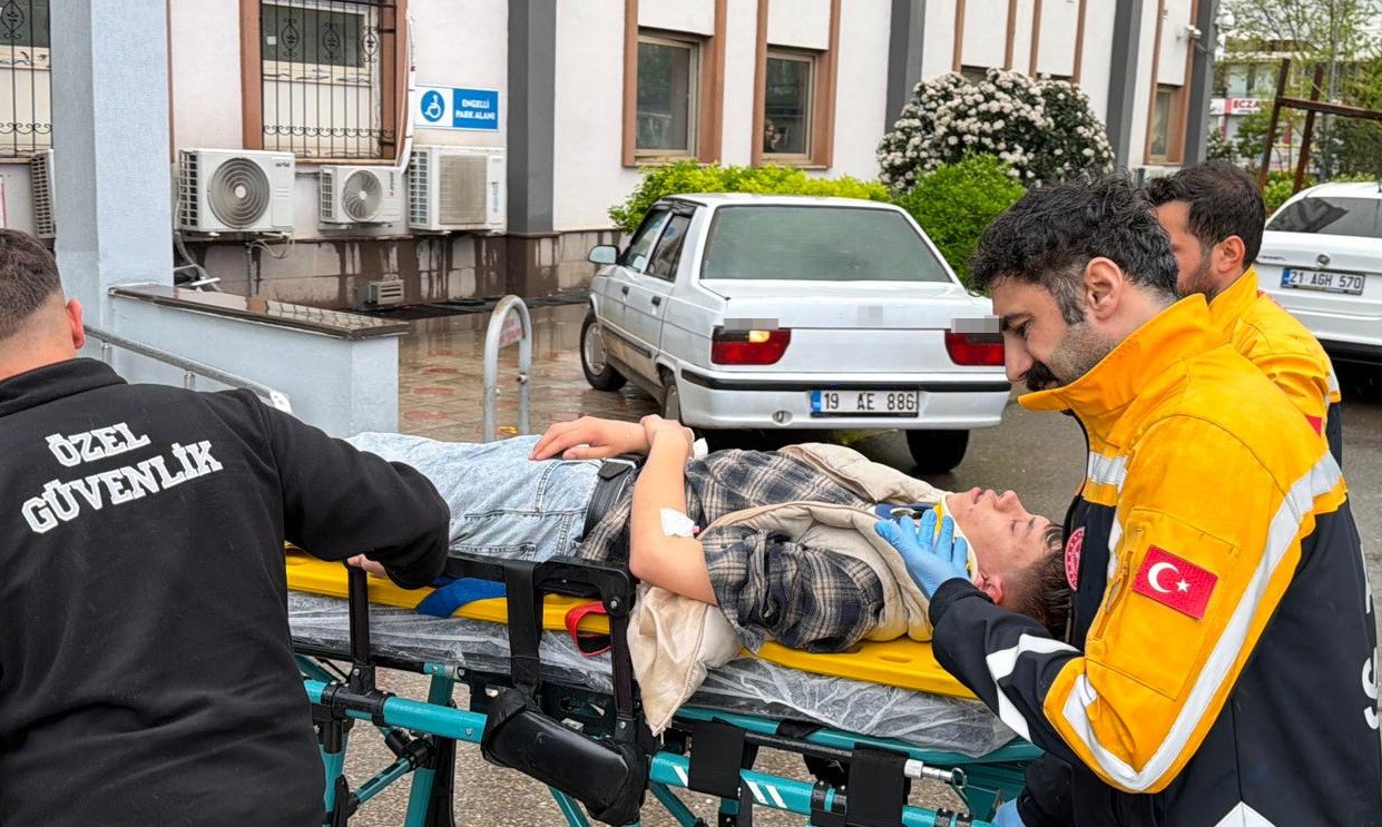 Kontrolden çıkan otomobil elektrik direğine çarptı: 3 yaralı