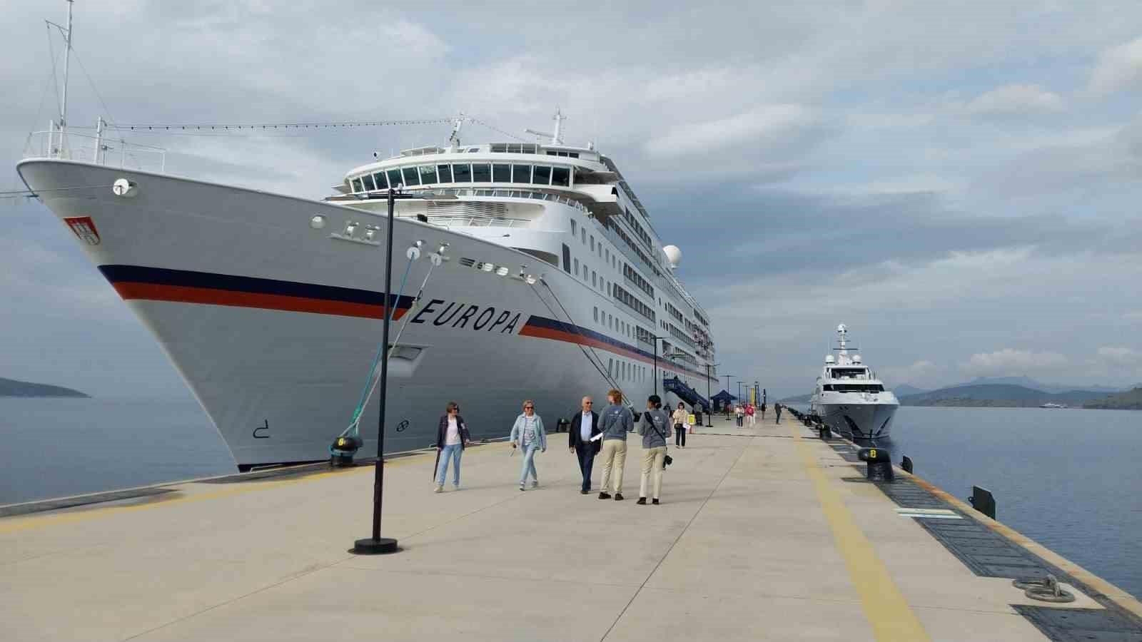 Bodrum Limanı’nda dev yolcu gemisi hareketliliği: 357 turist ilçeye ayak bastı
