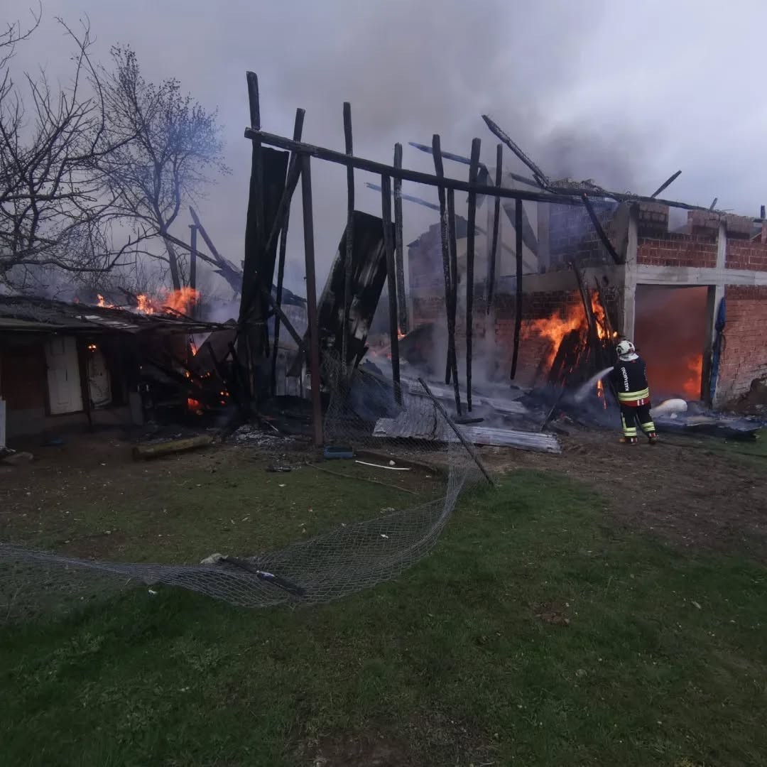 Alev alev yanan samanlık kullanılamaz hale geldi
