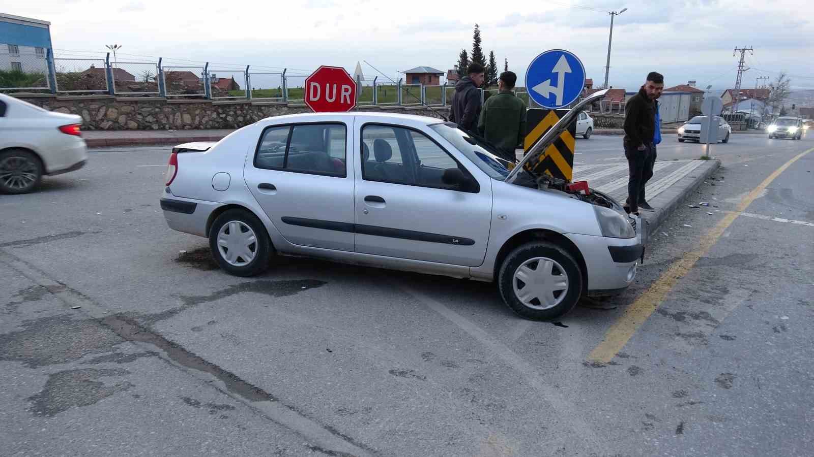 Malatya&rsquo;da iki ara&ccedil; &ccedil;arpıştı: 4 yaralı
