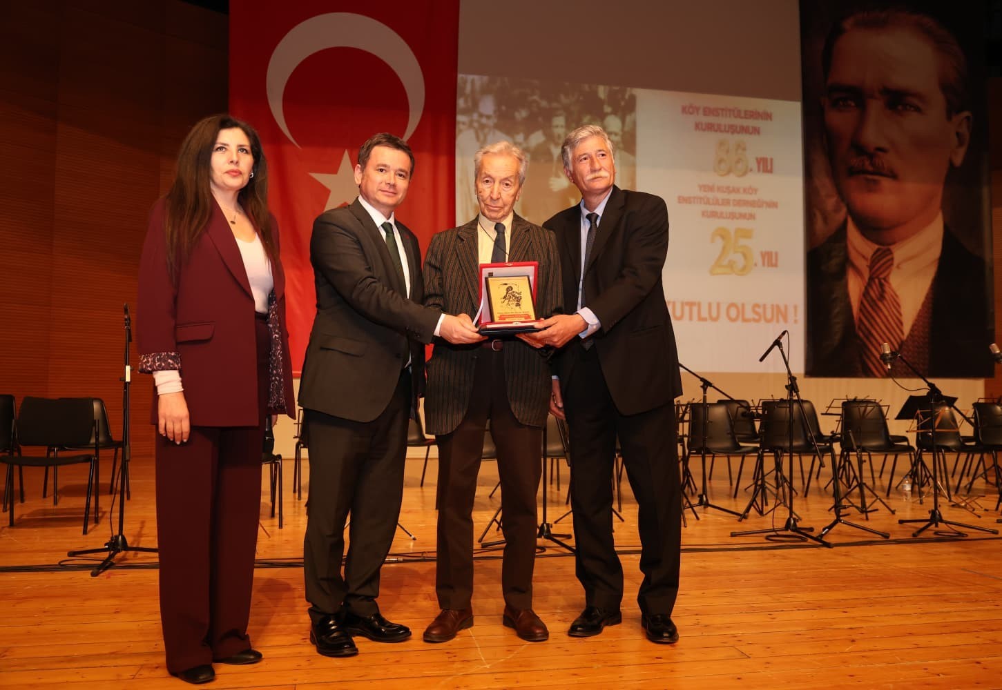 K&ouml;y Enstit&uuml;leri&rsquo;nin 86. yılında Aydınlanma Onur &Ouml;d&uuml;l&uuml; sahibini buldu
