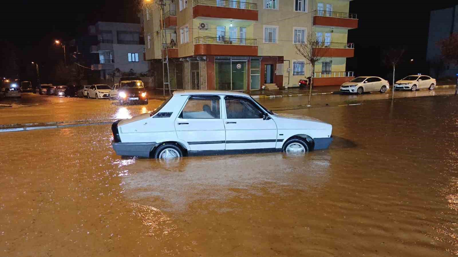 Adıyaman&rsquo;da kuvvetli yağış sele neden oldu, ara&ccedil;lar mahsur kaldı
