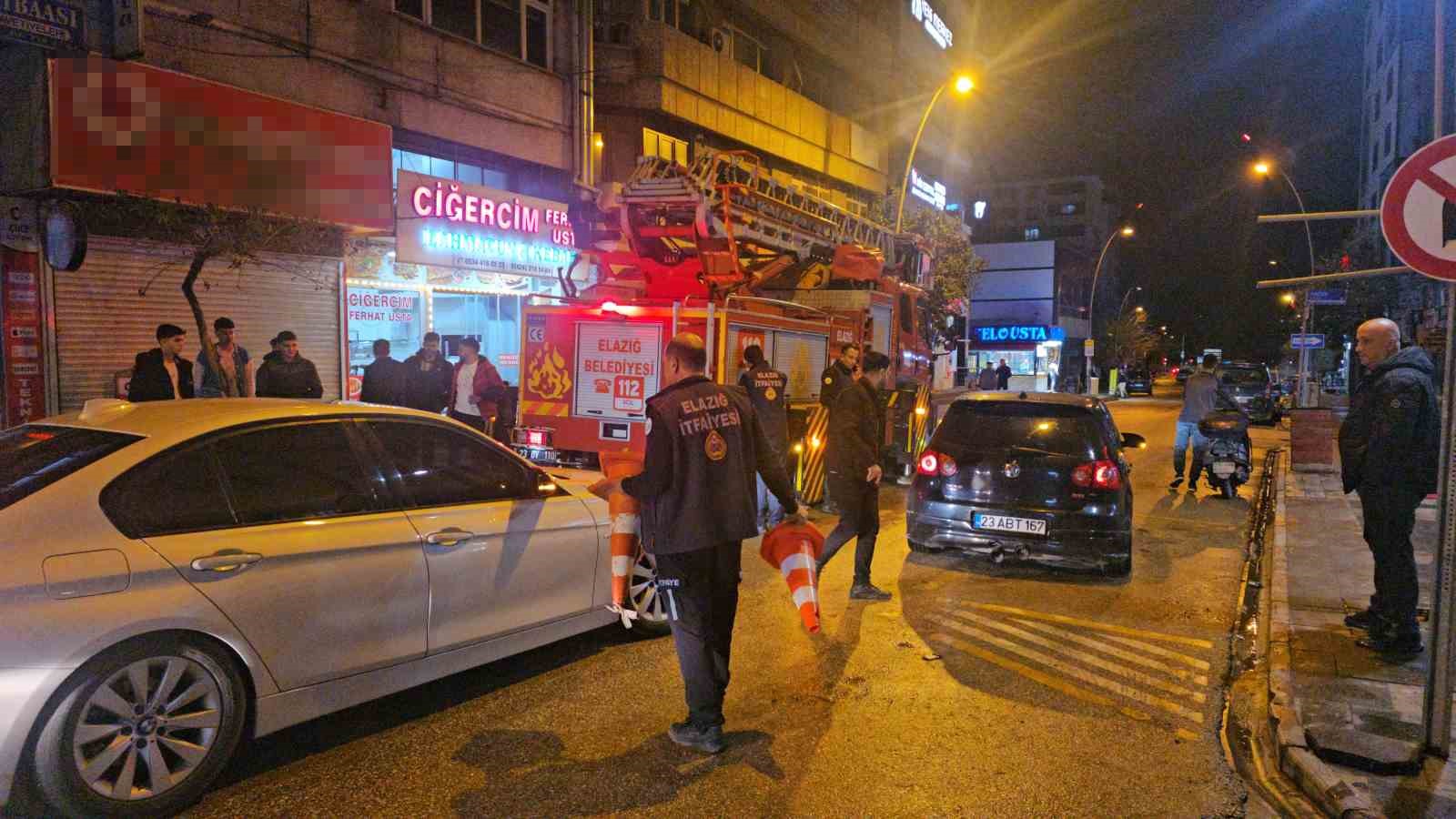 Elazığ&rsquo;da bacadan y&uuml;kselen yoğun duman korkuttu
