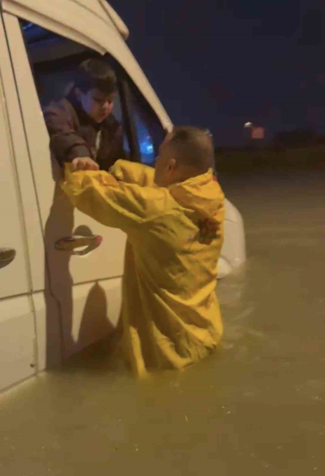 Minib&uuml;ste mahsur kalan 4 kişiyi itfaiye kurtardı
