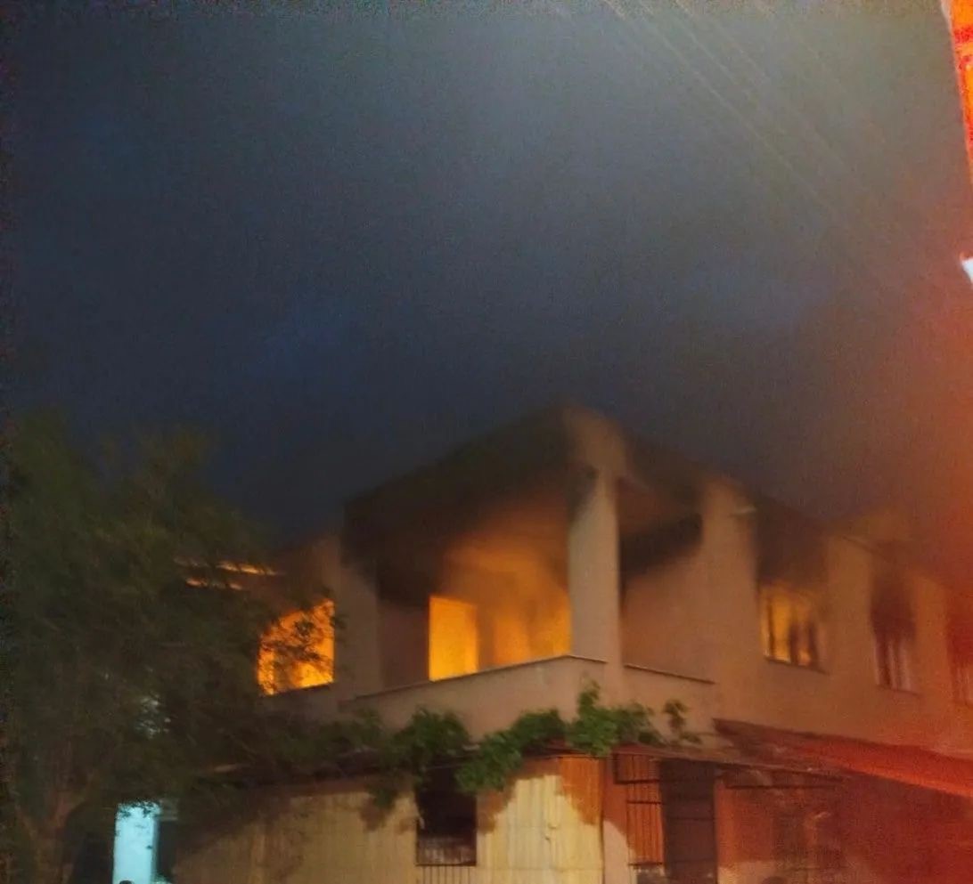 D&ouml;rtyol&rsquo;da m&uuml;stakil evden alevler y&uuml;kseldi
