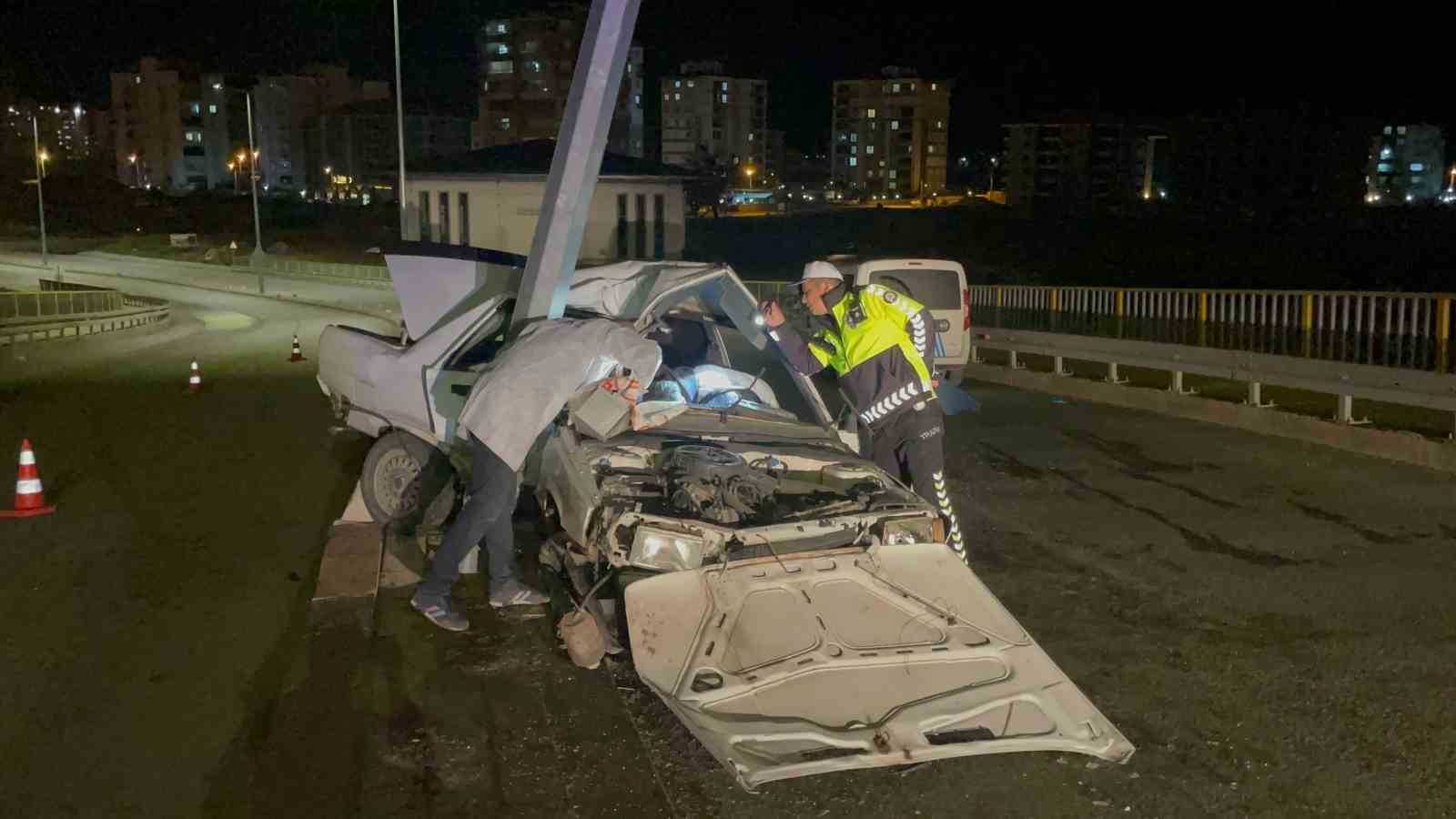 Otomobil aydınlatma direğine &ccedil;arptı: 1&rsquo;i ağır, 2 yaralı
