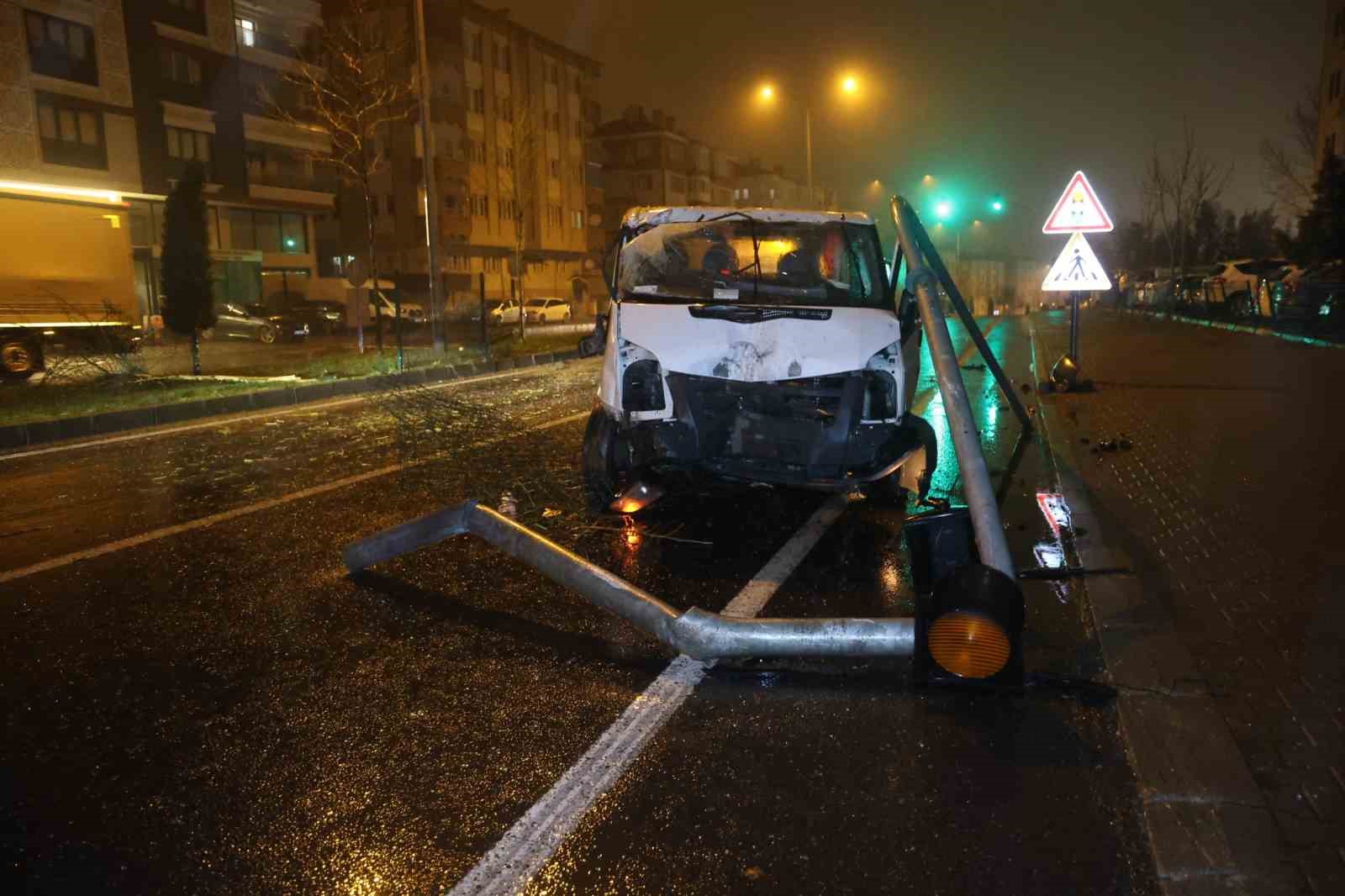 Nevşehir&rsquo;de kontrolden &ccedil;ıkan minib&uuml;s ref&uuml;je &ccedil;arpıp karşı şeride ge&ccedil;ti: 1 yaralı
