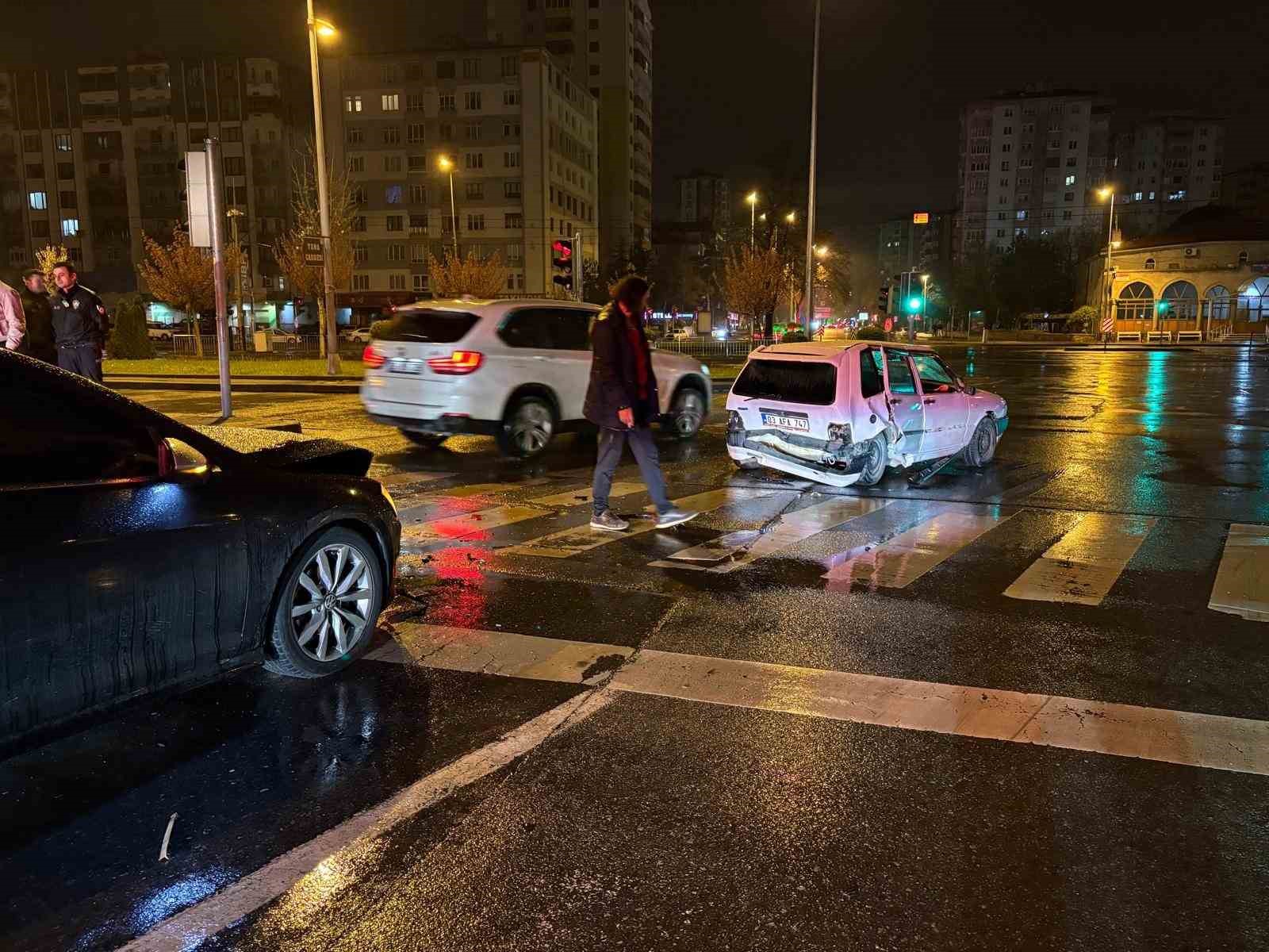 Alkoll&uuml; s&uuml;r&uuml;c&uuml; kırmızı ışıkta bekleyen otomobile &ccedil;arptı: 1 yaralı
