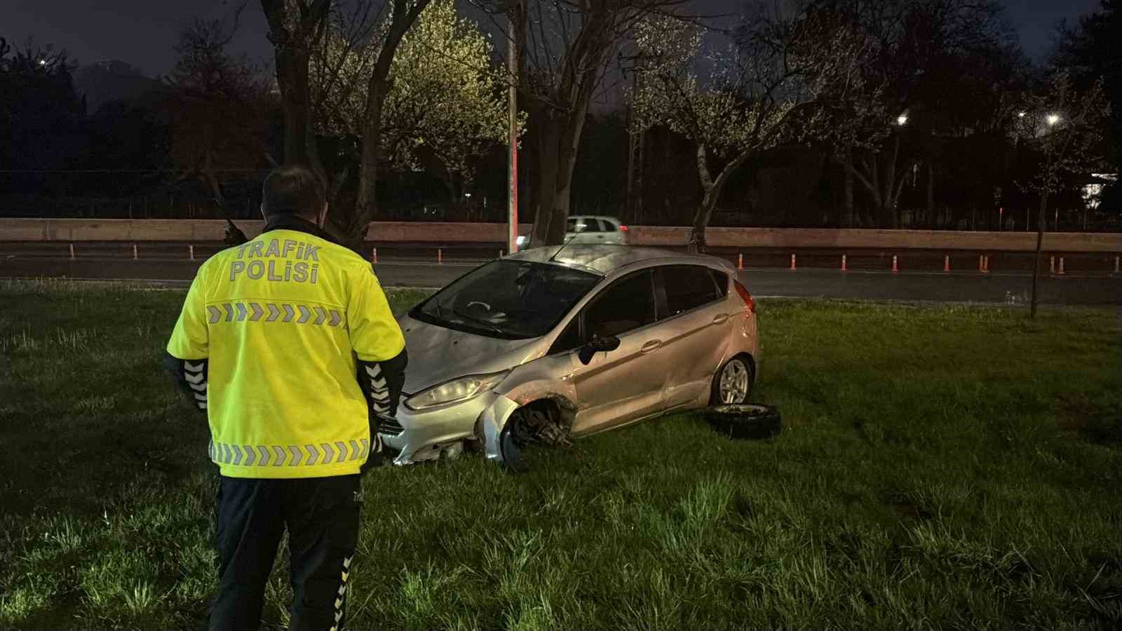 Kayseri&rsquo;de kaza yapan s&uuml;r&uuml;c&uuml; otomobilini bırakıp ka&ccedil;tı
