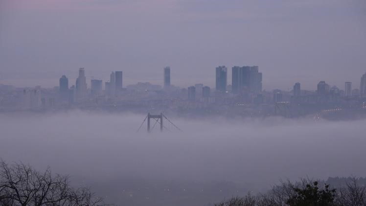 İstanbul&rsquo;da yoğun sis: Boğaz hattı trafiğe kapatıldı
