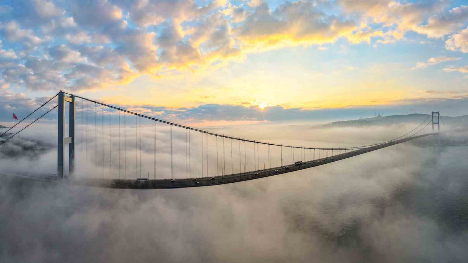 İstanbul&rsquo;daki yoğun sis Boğaz&rsquo;da g&ouml;rsel ş&ouml;len oluşturdu
