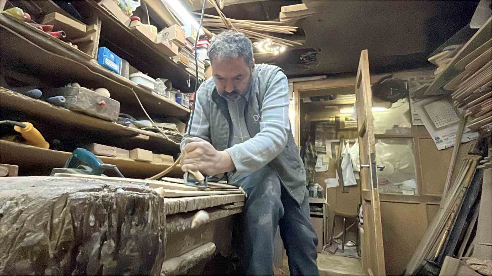 Baba oğul plastiğe karşı ahşap ustalığını yaşatmaya devam ediyor
