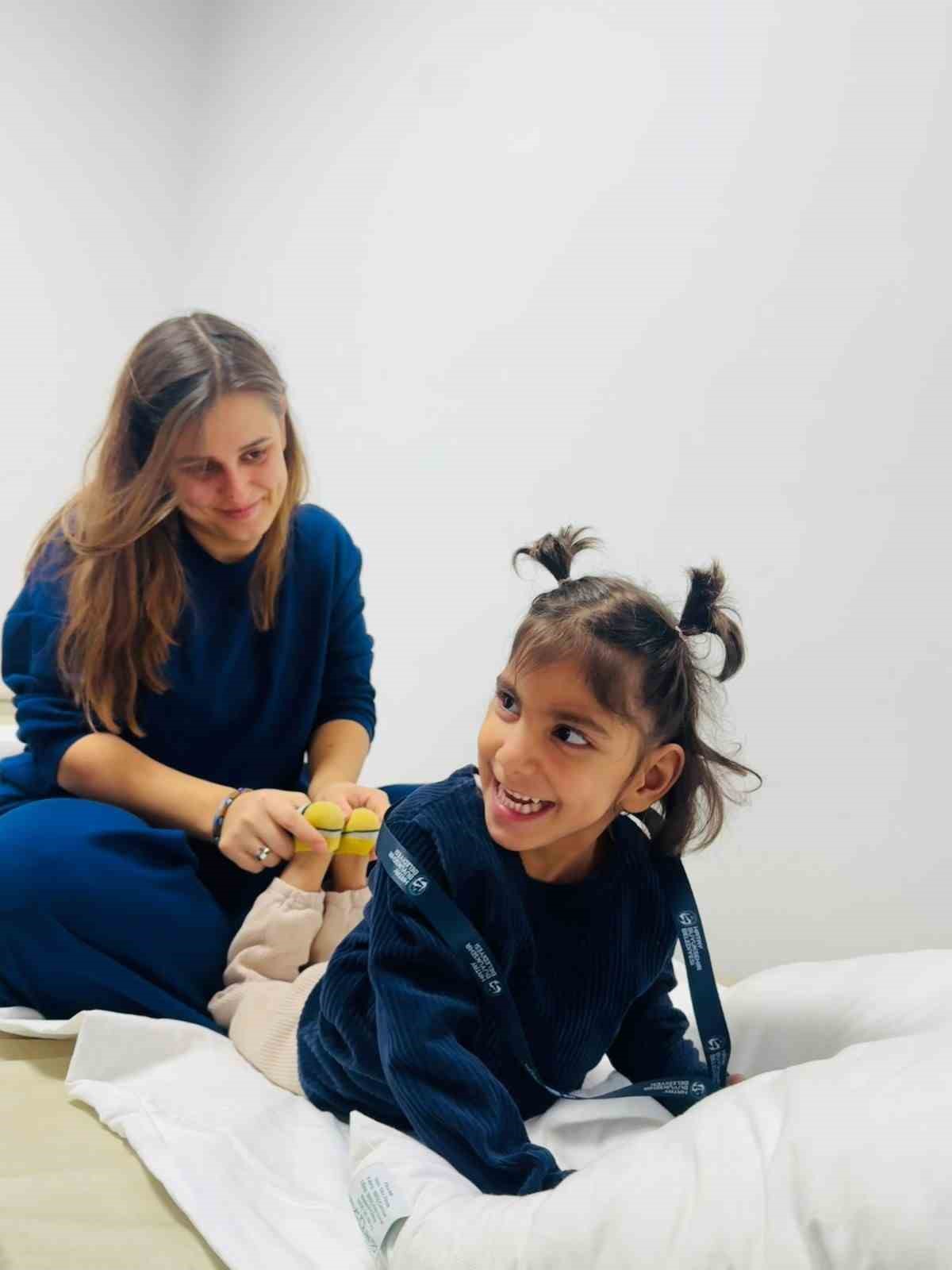 Ada Su&rsquo;nun 2 yıl s&uuml;ren fizik tedaviyle ilk adımlarını atması y&uuml;rekleri ısıttı
