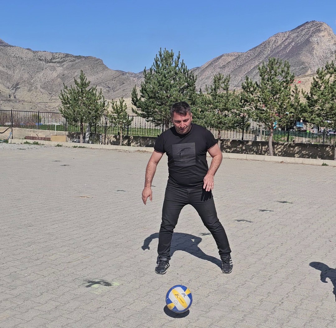 Şelale&rsquo;nin "Yetenekli" m&uuml;d&uuml;r&uuml;: Topu iki defa potaya, kendini &ouml;ğrencilerinin g&ouml;n&uuml;llerine soktu
