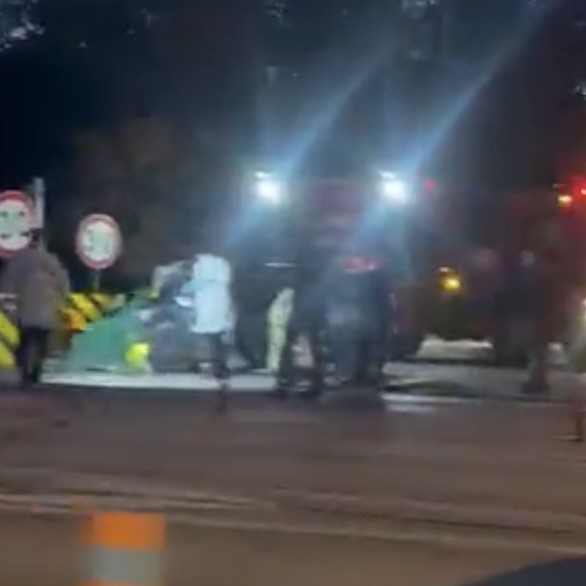 İzmir&rsquo;de kaza yapan ara&ccedil;ta yangın &ccedil;ıktı, s&uuml;r&uuml;c&uuml; hayatını kaybetti
