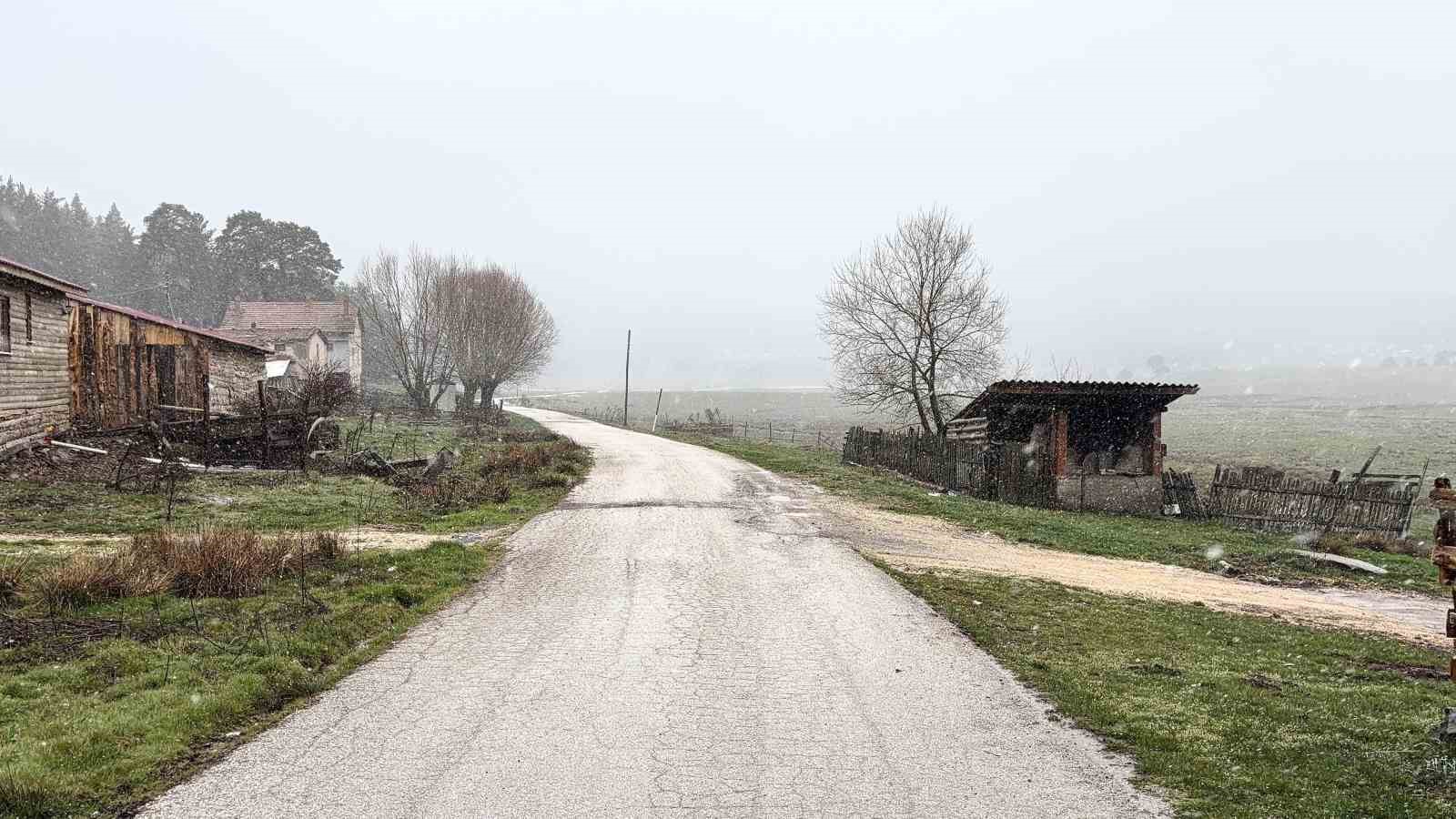 Bolu&rsquo;da nisan ayında kar s&uuml;rprizi
