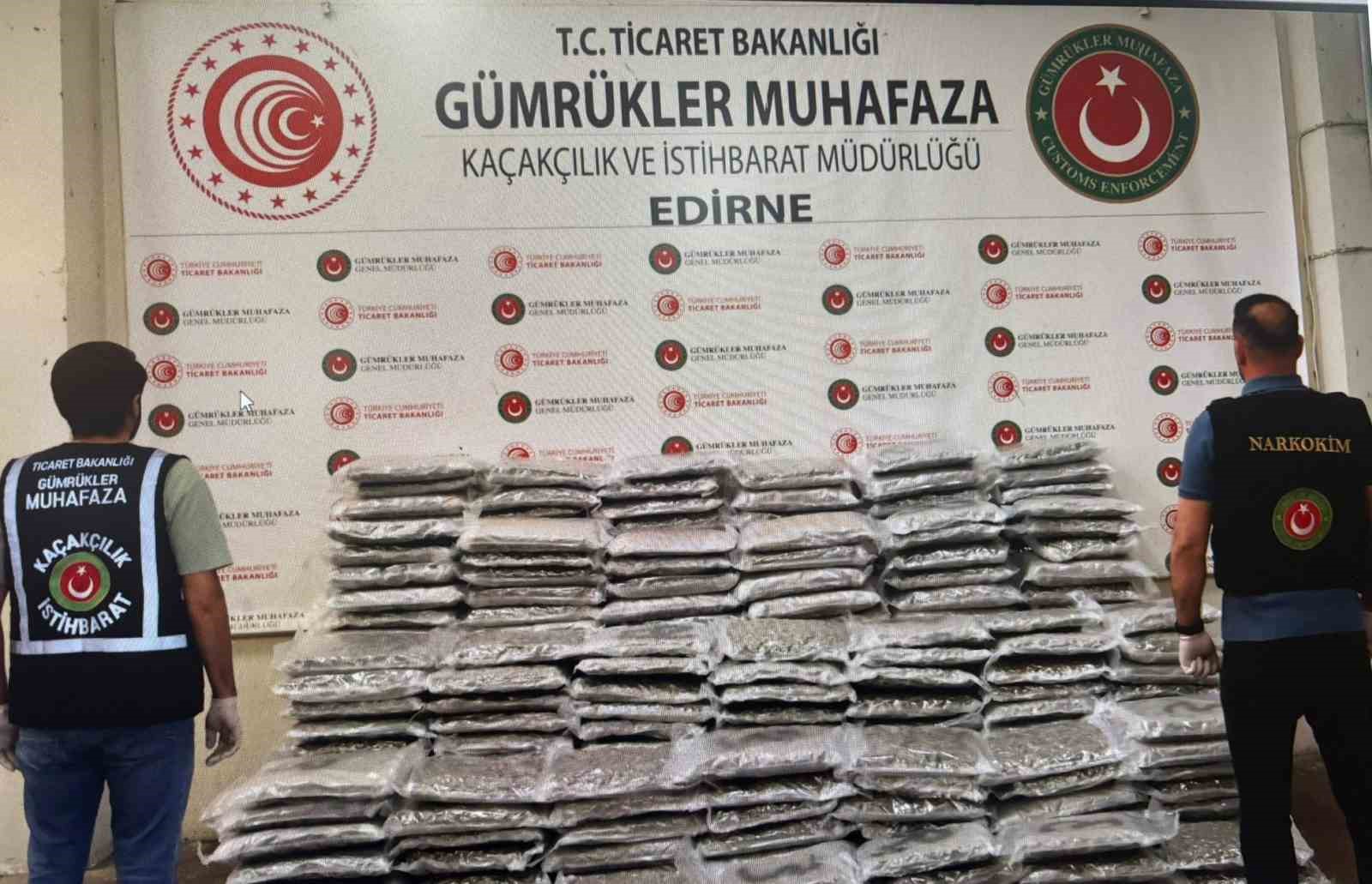 G&uuml;mr&uuml;kler Muhafaza ekipleri piyasa değeri 378 milyon olan 420 kilo uyuşturucu madde yakaladı
