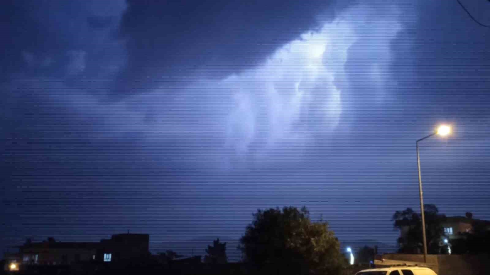 Gerc&uuml;ş&rsquo;te şimşekler geceyi aydınlattı
