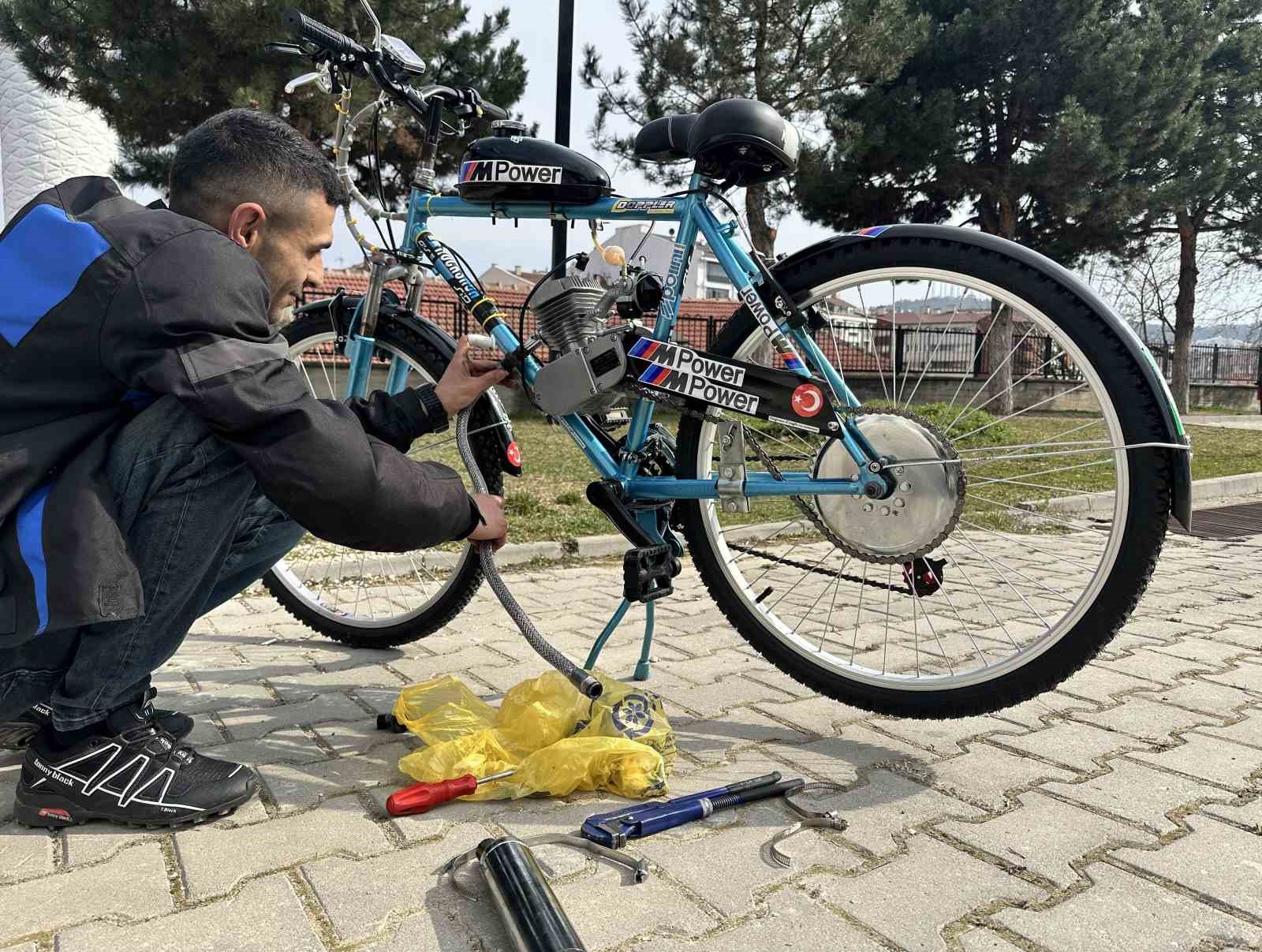 İkinci el bisiklet satın aldı, topladığı malzemelerle mobilete &ccedil;evirdi
