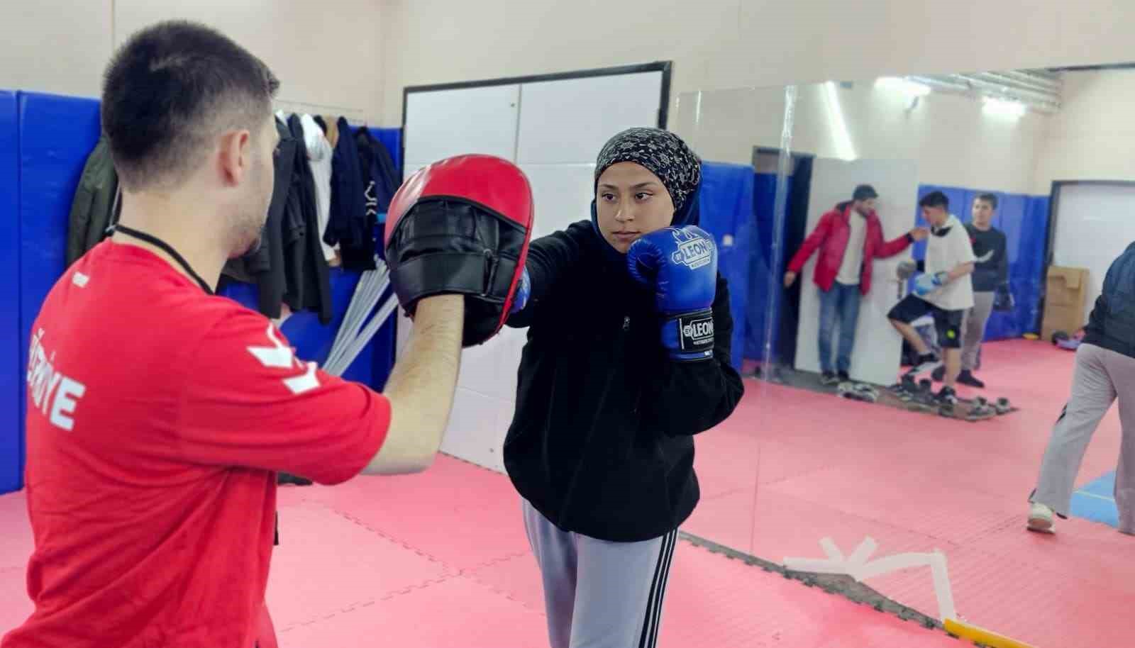 Hasköy’de boks yapan tek kızın en büyük destekçisi babası oldu