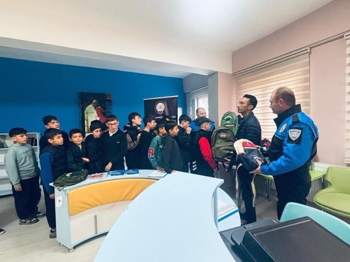 Polisten 50 &ouml;ğrenciye kurs malzemesi yardımı
