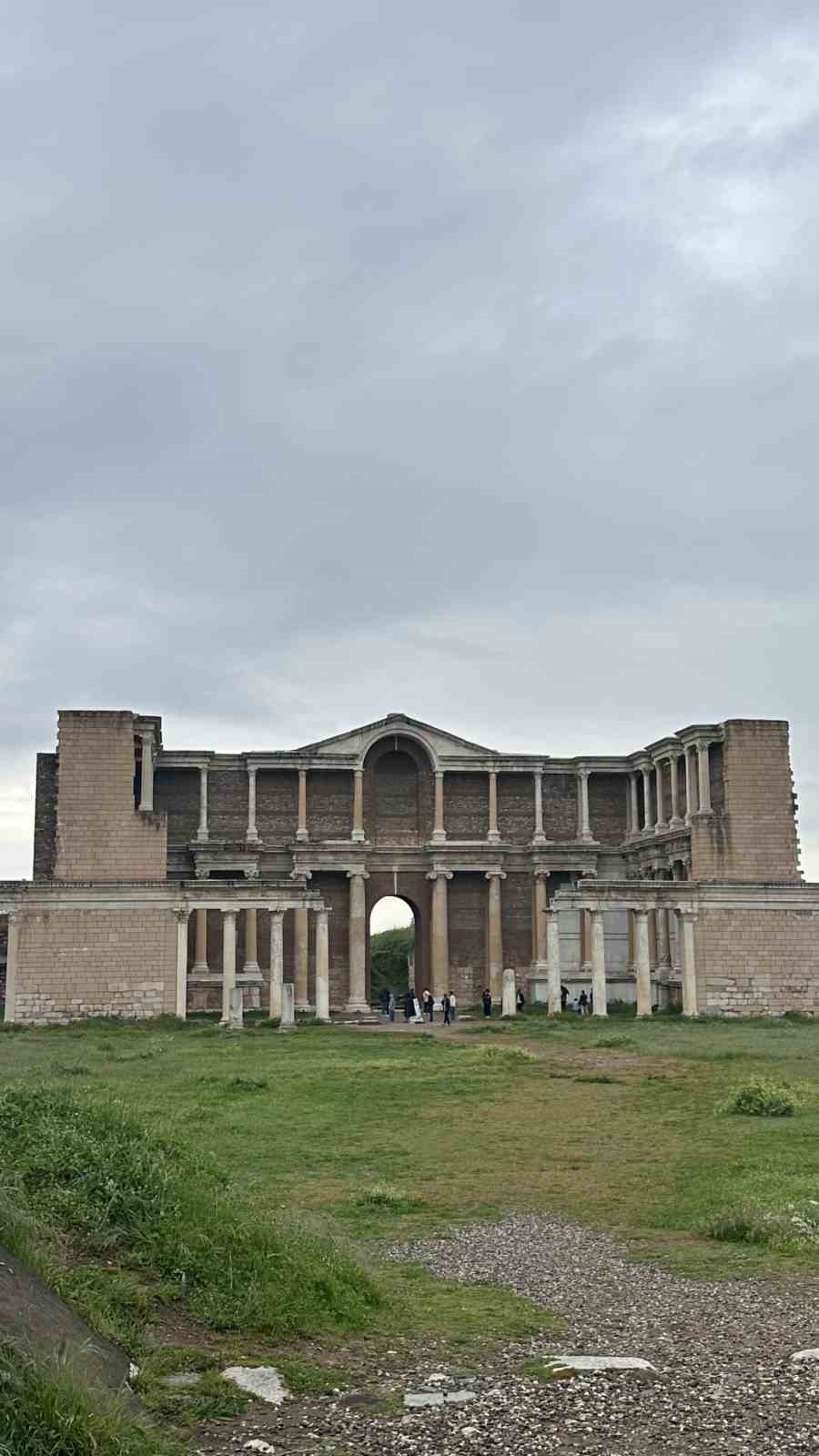 Uluslararası &ouml;ğrenciler Sardes&rsquo;te tarihle buluştu
