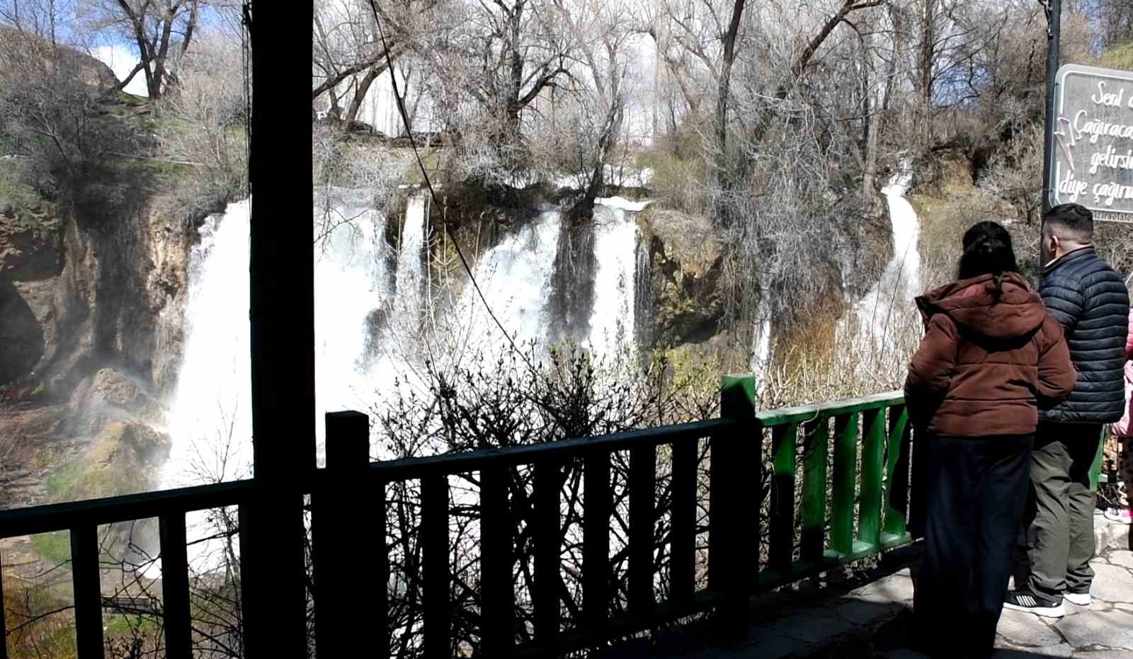 Bol yağışlar Sızır şelalesini coşturdu
