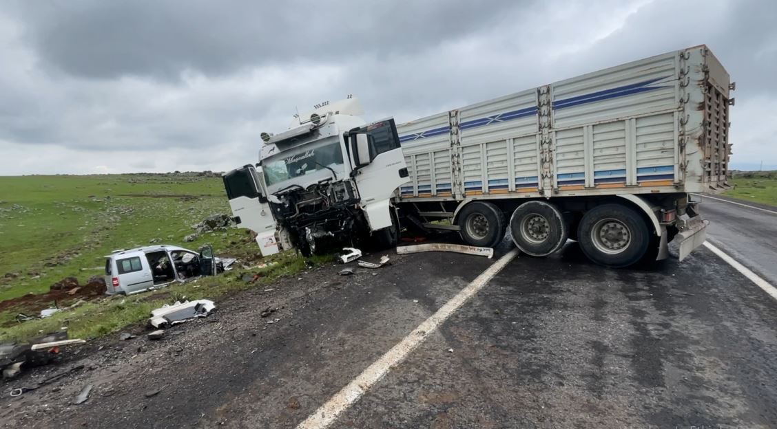 Siverek&rsquo;te tır ile hafif ticaret aracı &ccedil;arpıştı: 2 &ouml;l&uuml;, 1 yaralı
