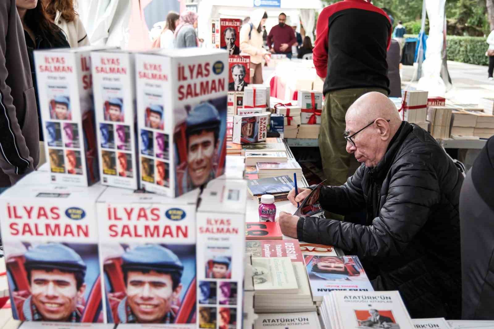 İzmirliler İZKİTAP&rsquo;a akın etti
