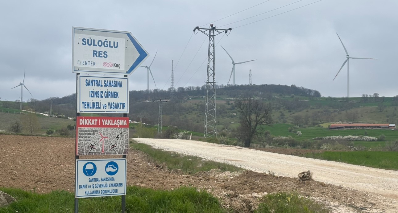 Sınır hattında r&uuml;zgar t&uuml;rbini par&ccedil;alandı: Şiddetli r&uuml;zgar k&ouml;yde paniğe yol a&ccedil;tı

