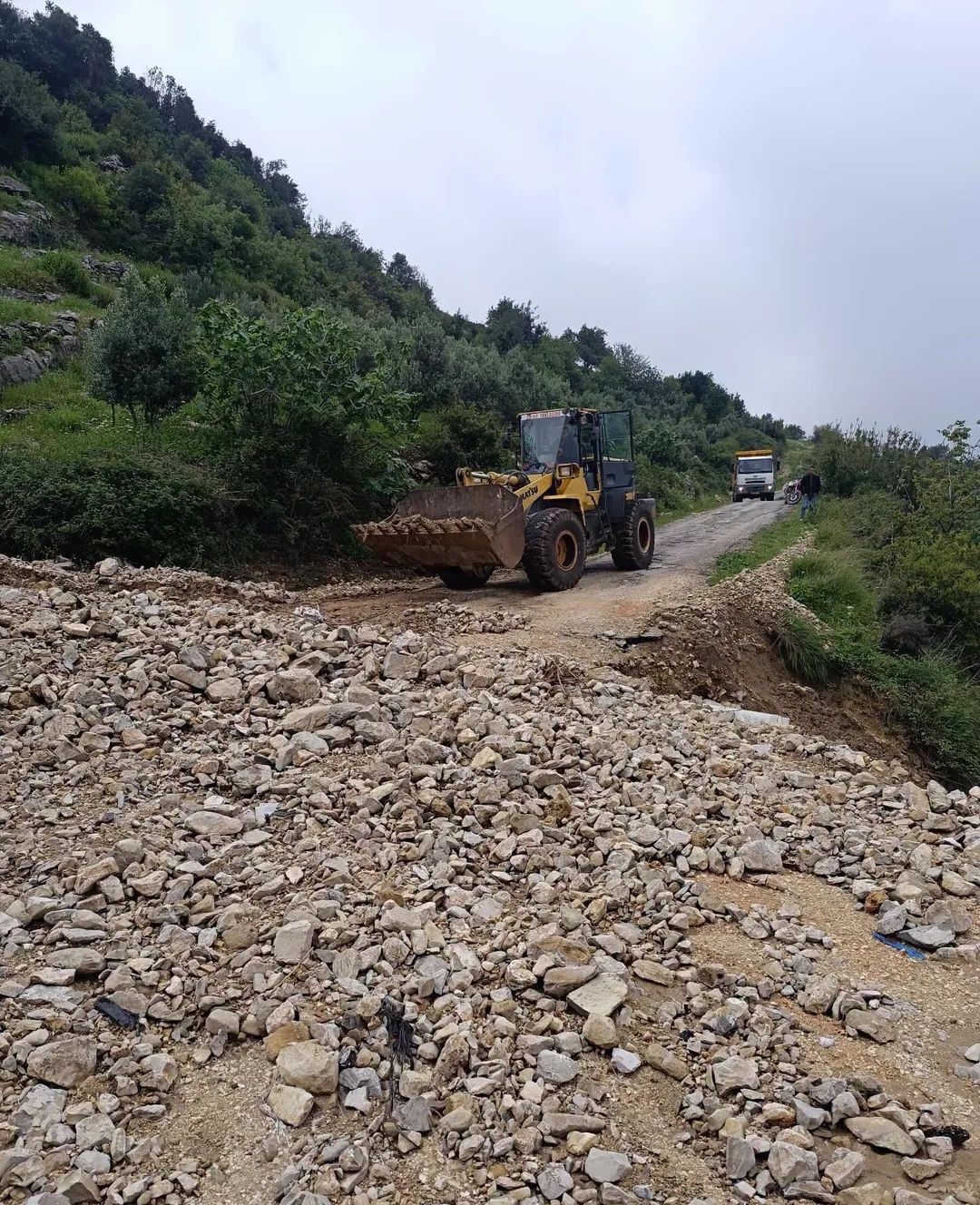 Hatay&rsquo;da heyelan yaşanan yol ulaşıma kapandı
