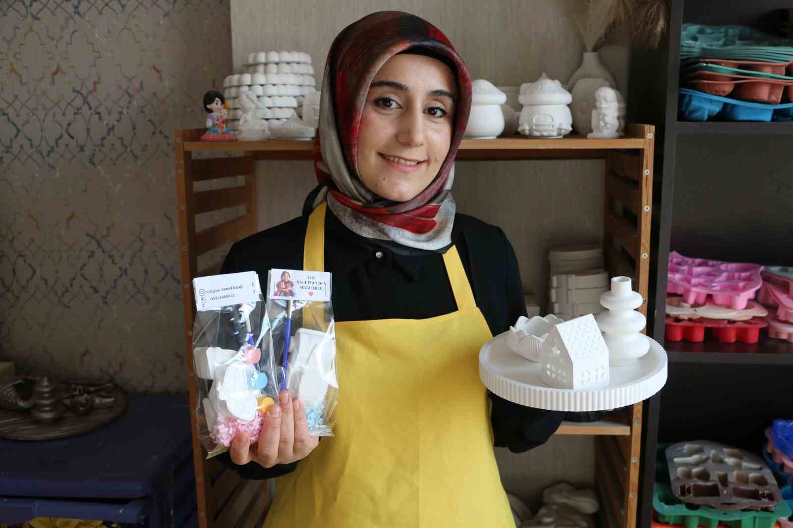 &Ccedil;ocukları i&ccedil;in hobi olarak yapıyordu, evinin odasını at&ouml;lyeye &ccedil;evirip 81 ile satış yapmaya başladı
