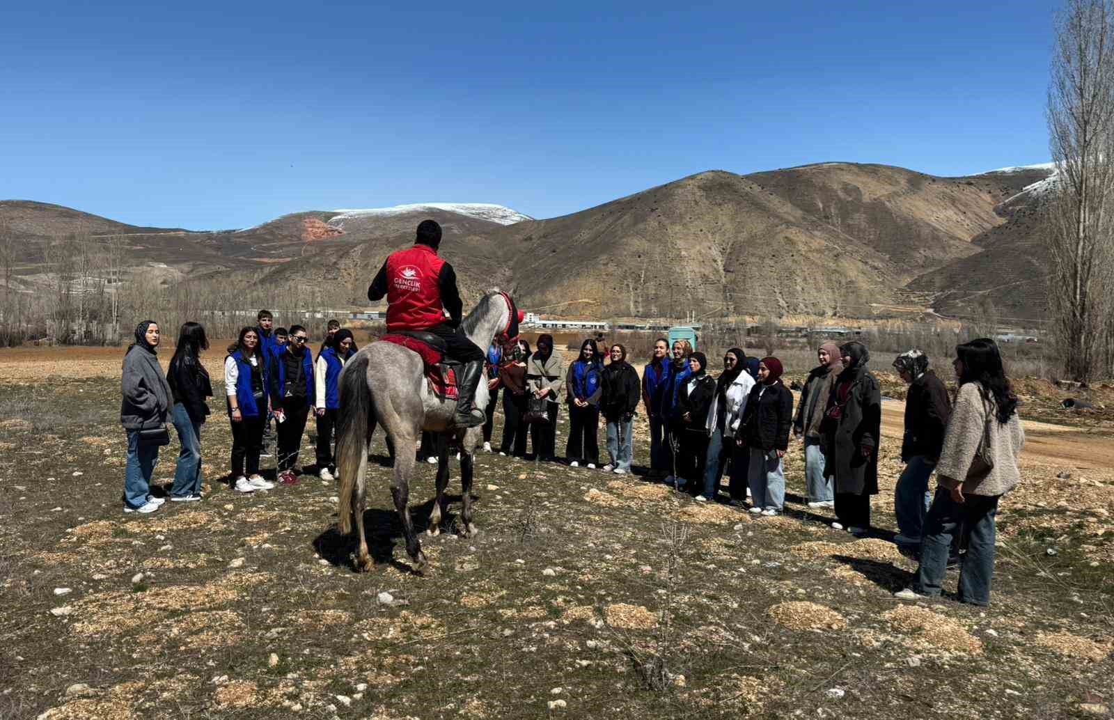 Bayburt&rsquo;ta gen&ccedil;ler &ccedil;iftlikte ekranlardan uzak bir g&uuml;n ge&ccedil;irdi
