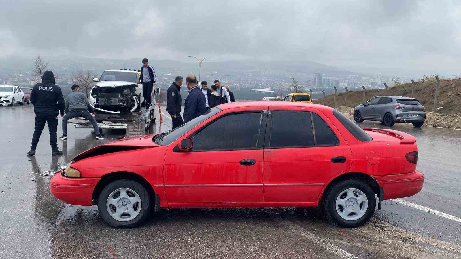 Elazığ&rsquo;da otomobiller &ccedil;arpıştı: 3 yaralı
