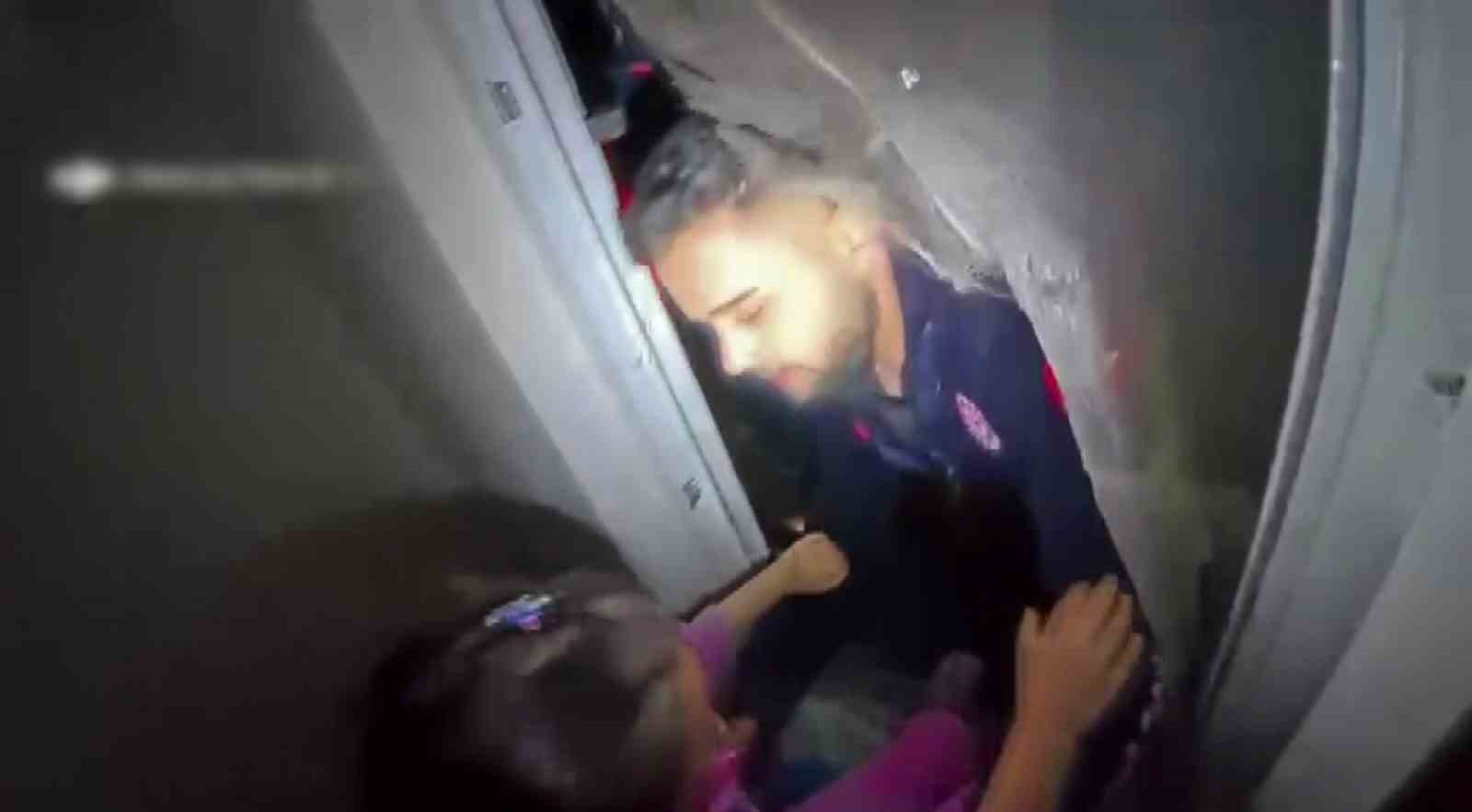 Evlerinde mahsur kalan vatandaşları AFAD kurtardı
