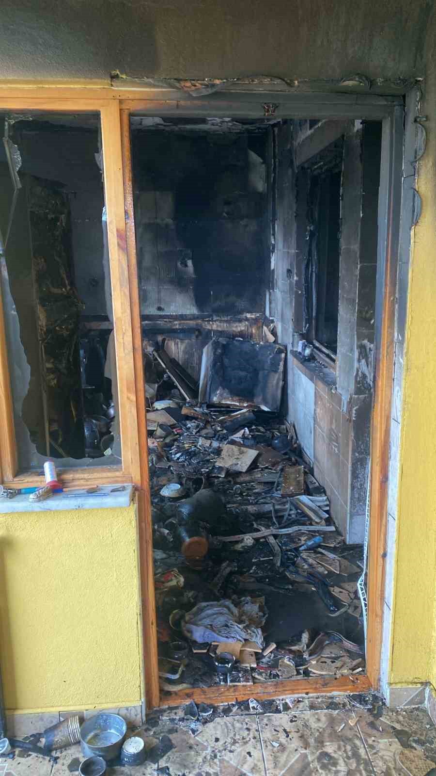 İki katlı evin mutfağında &ccedil;ıkan yangın paniğe neden oldu
