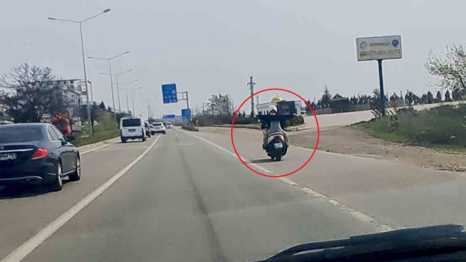 Kırıkkale&rsquo;de motosiklette kasksız &ccedil;ocuğun tehlikeli yolculuğu kamerada
