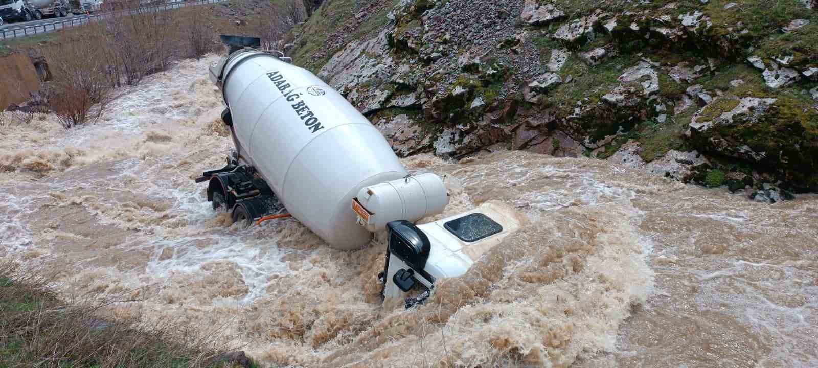 Tatvan&rsquo;da beton mikseri dereye u&ccedil;tu
