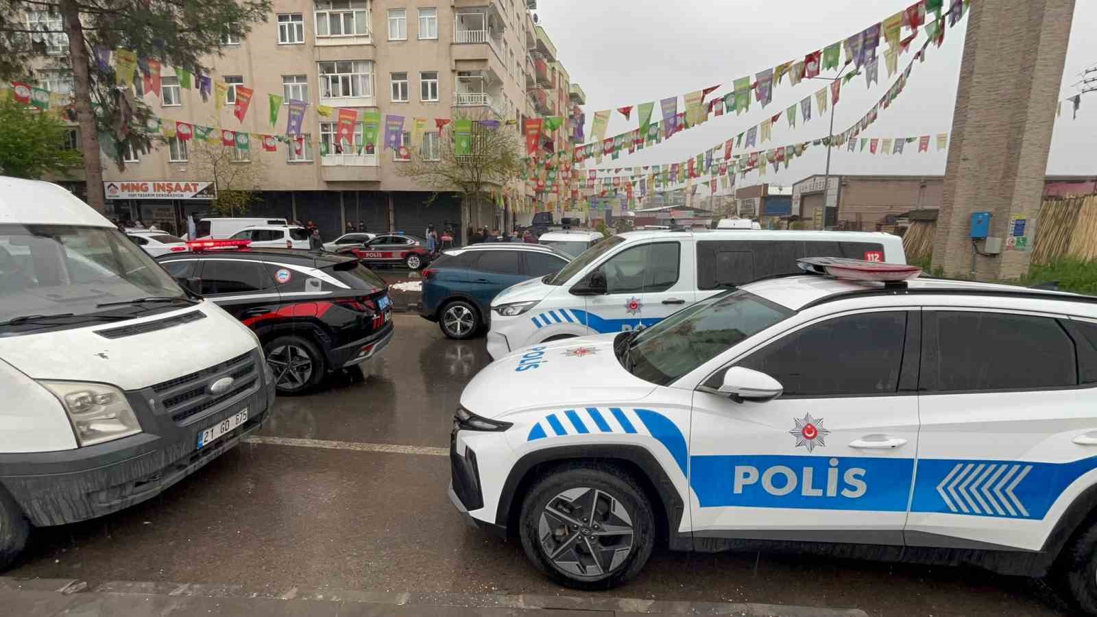 Diyarbakır&rsquo;da esnaf arasında silahlı kavga: 3 yaralı
