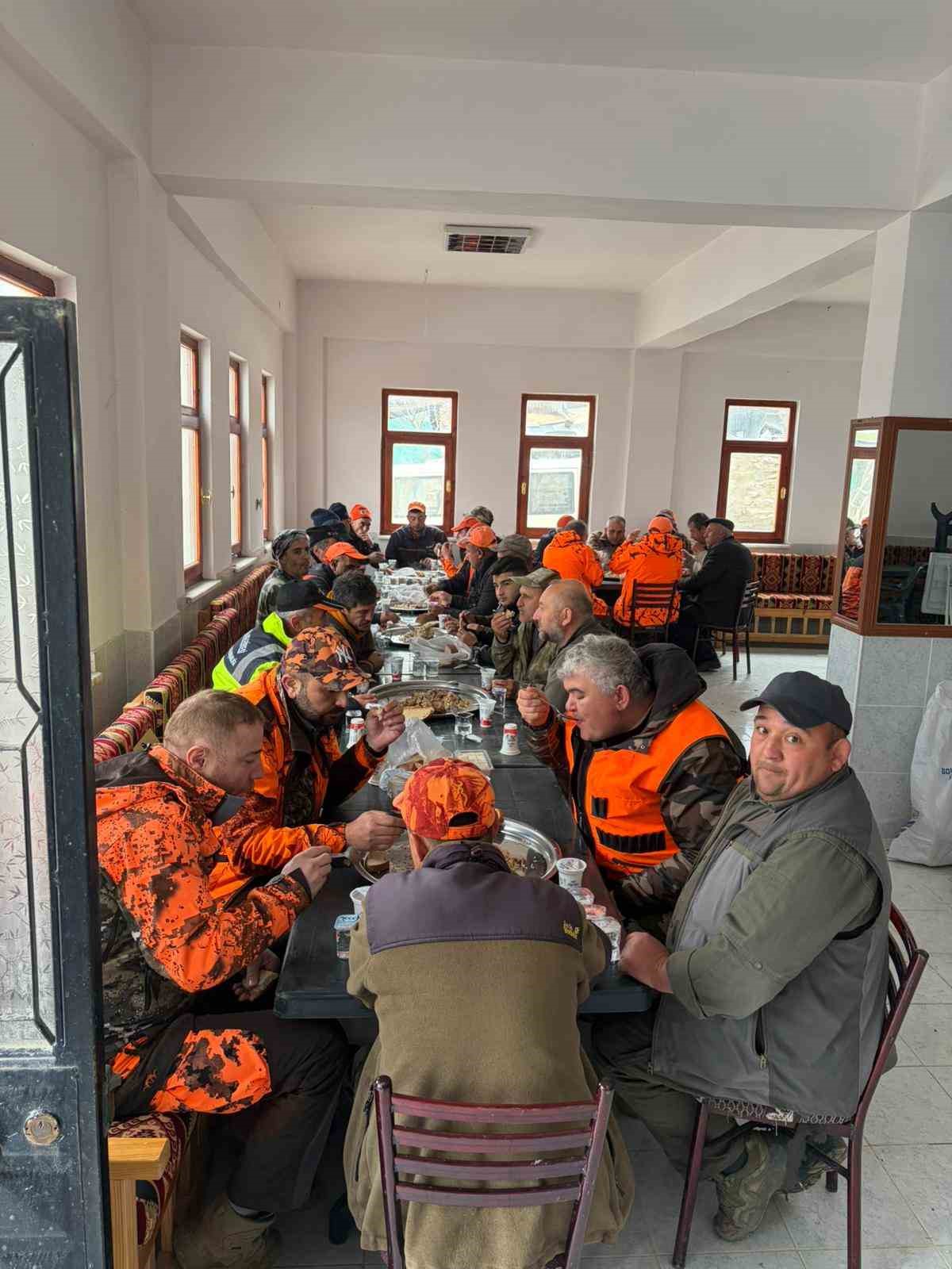 Yaban domuzlarına karşı s&uuml;rek avı
