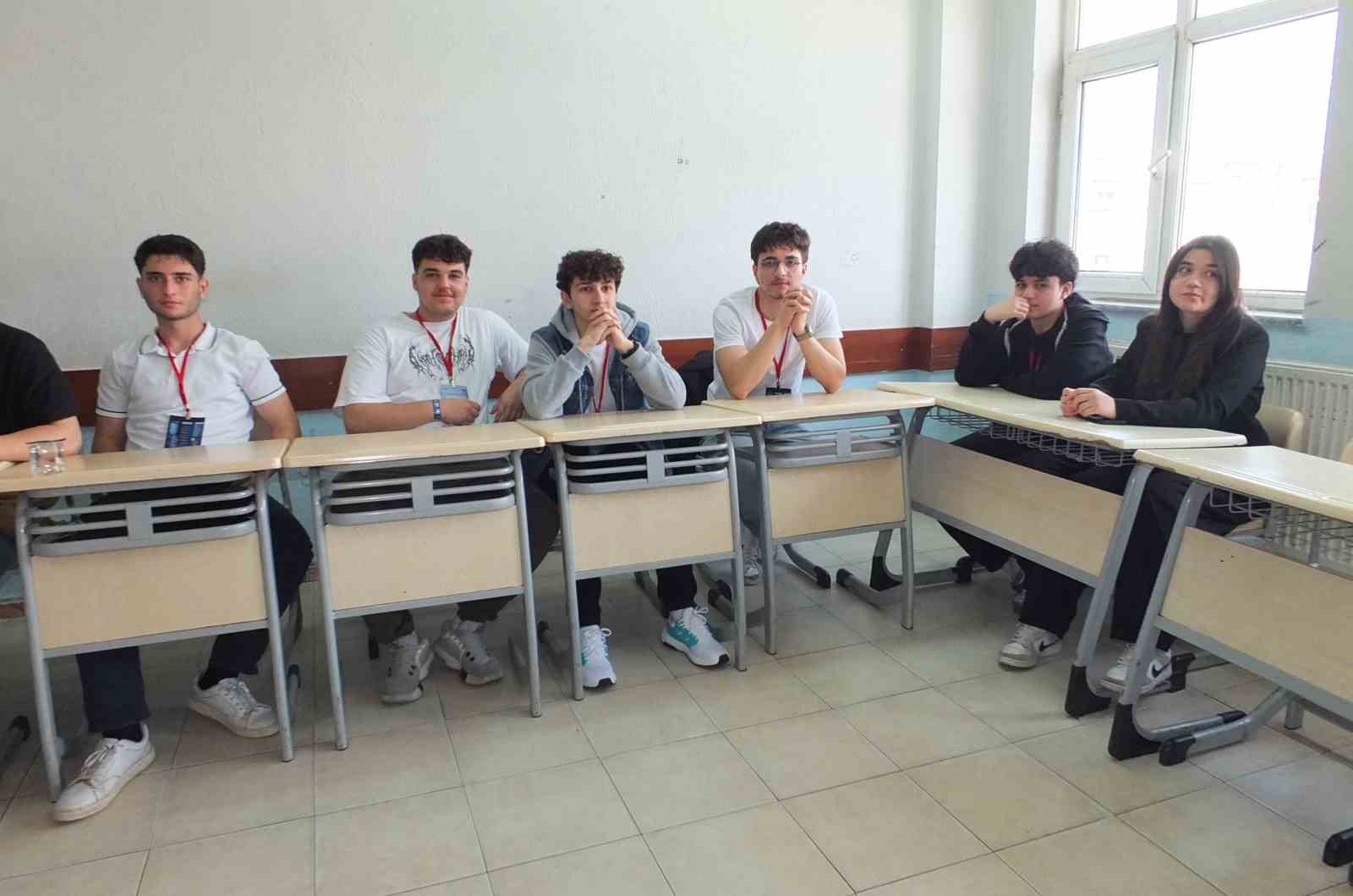 Burhaniye&rsquo; de &ccedil;alıştay &ouml;ğrencileri akademisyenlerle buluşturdu
