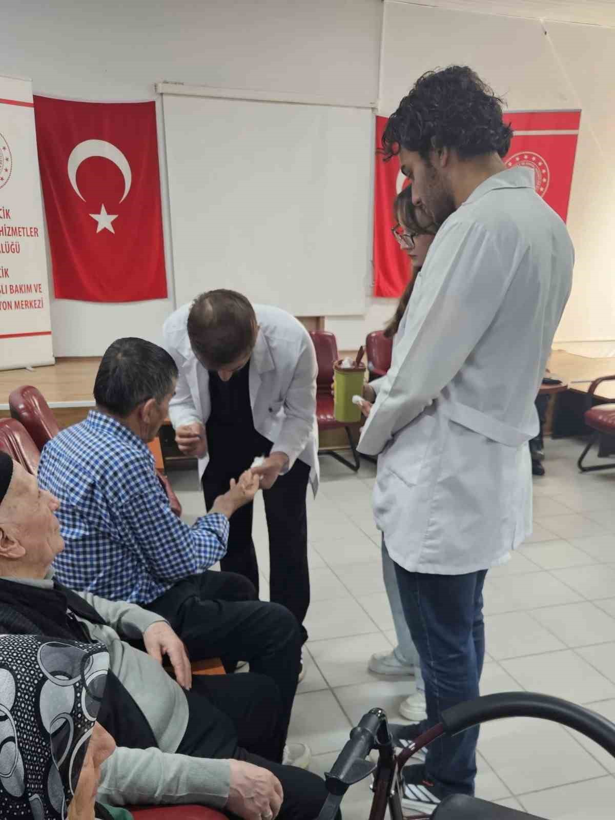 Bilecik&rsquo;te tıp fak&uuml;ltesi &ouml;ğrencilerinden huzurevine sağlık desteği
