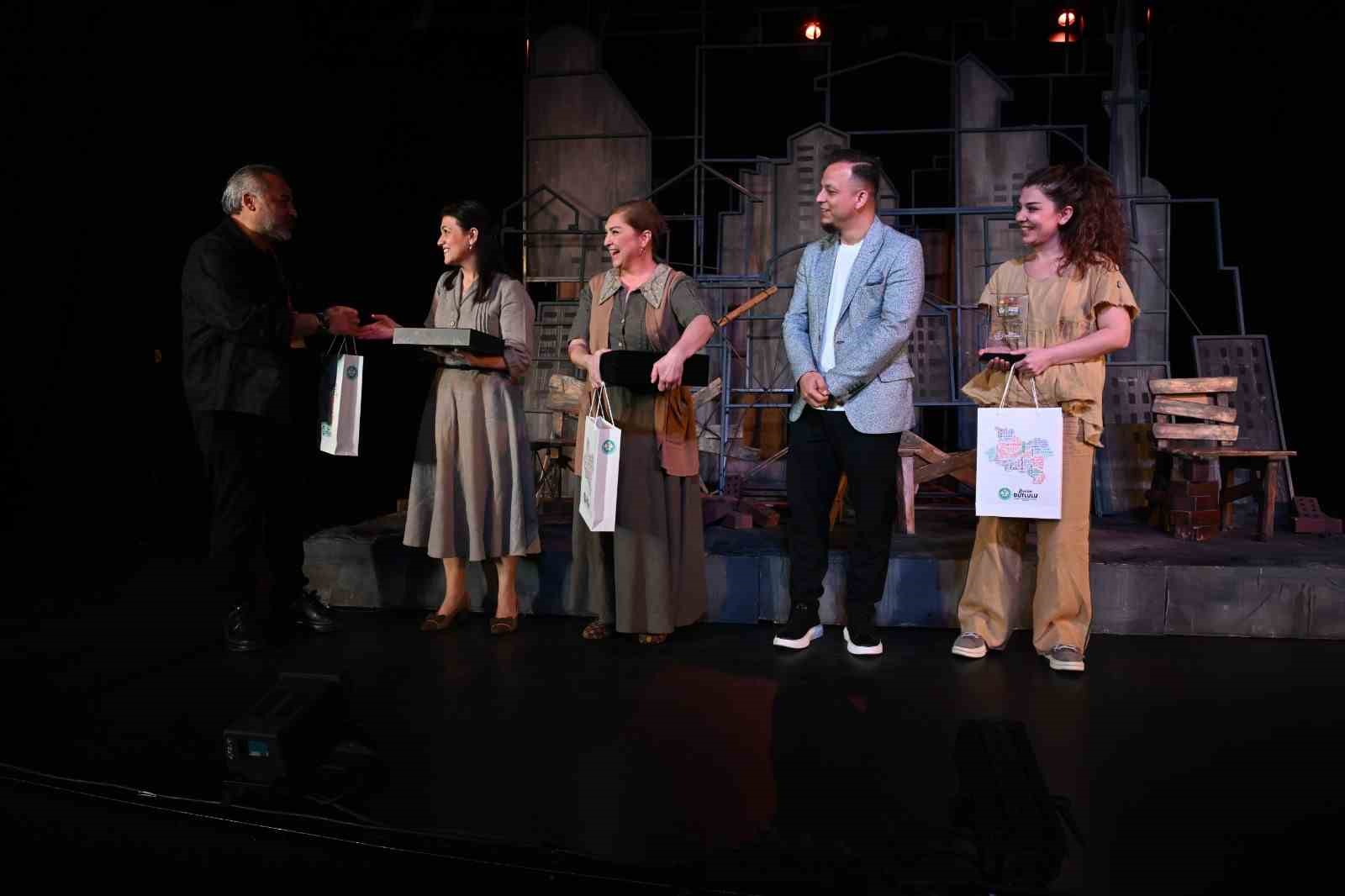 &rsquo;Sen İstanbul&rsquo;dan g&uuml;zelsin&rsquo; oyunu Manisalıları b&uuml;y&uuml;ledi
