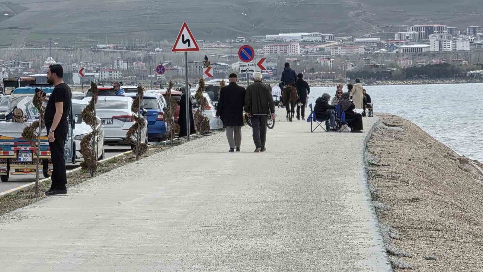 Van&rsquo;da sıcak havayı fırsat bilen vatandaşlar sahile akın etti
