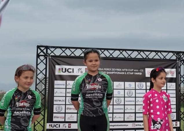 Akhisarlı sporculardan b&uuml;y&uuml;k başarı
