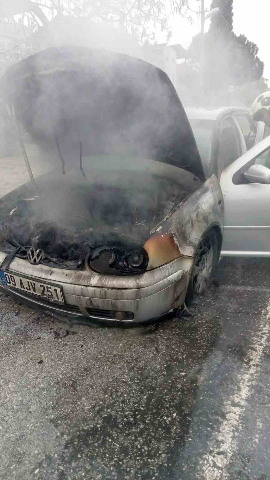 Seyir halindeki otomobil alev aldı
